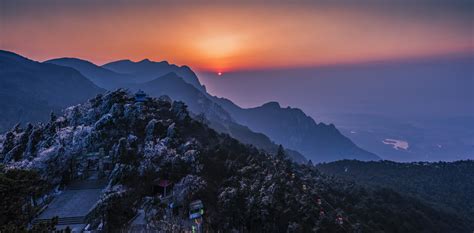 蘆山到雅安多久？在川西旅行中，蘆山和雅安作为重要的目的地，常常被提及。這兩地之間的距離與其間的風景，往往成為遊客們討論的熱點。蘆山到雅安有多遠？這當然取決於你選擇的交通方式。若是乘坐公共交通工具，如火車、巴士或飛機，蘆山到雅安的距離大概在160至240公里之間。若選乘私家車，則視乎具體路線和交通狀況，路程大約在140至180公里之間。